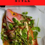 Il pesce intero in papillotte con aromatico asiatico su carta pergamena
